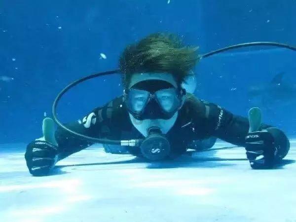 中国海外宏洋集团盘中异动 股价大跌5.05%